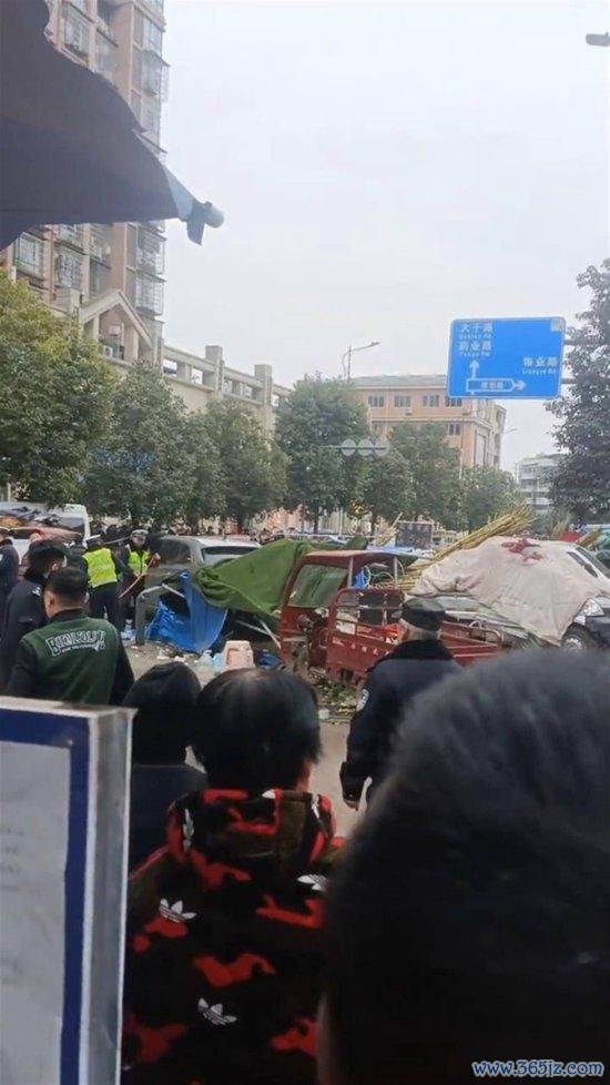 汽车冲撞摆摊区(视频截图)